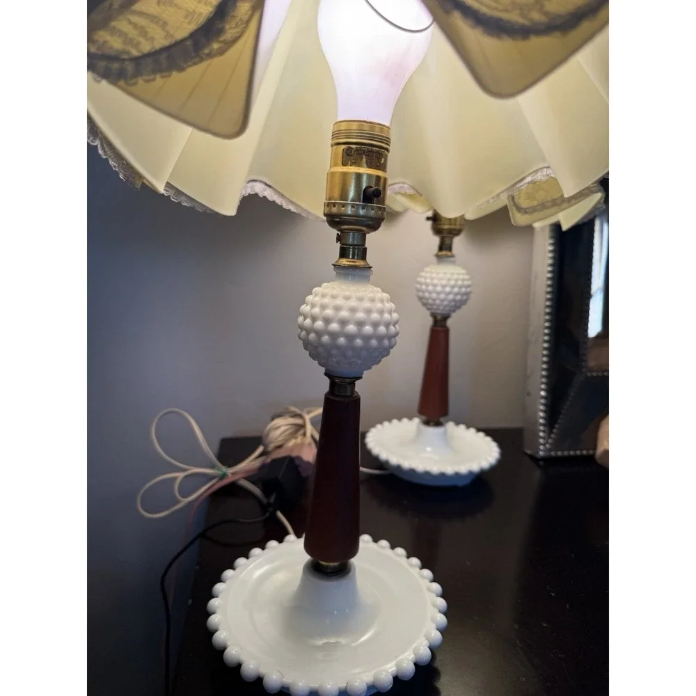 Vintage Table Lamp Pair Boudoir Hobnail White Lace Bedroom 1950s Cottagecore 17